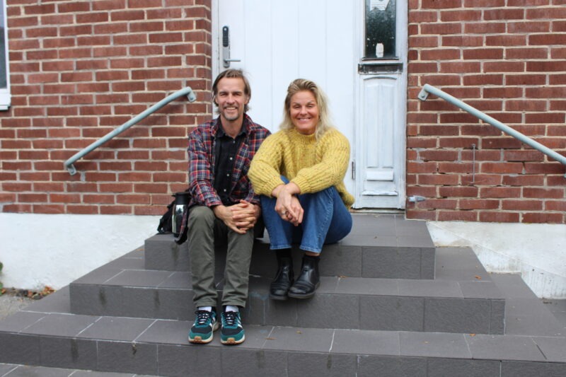 Lotte och Torben Ohlander sittandes på trappan till Ödet