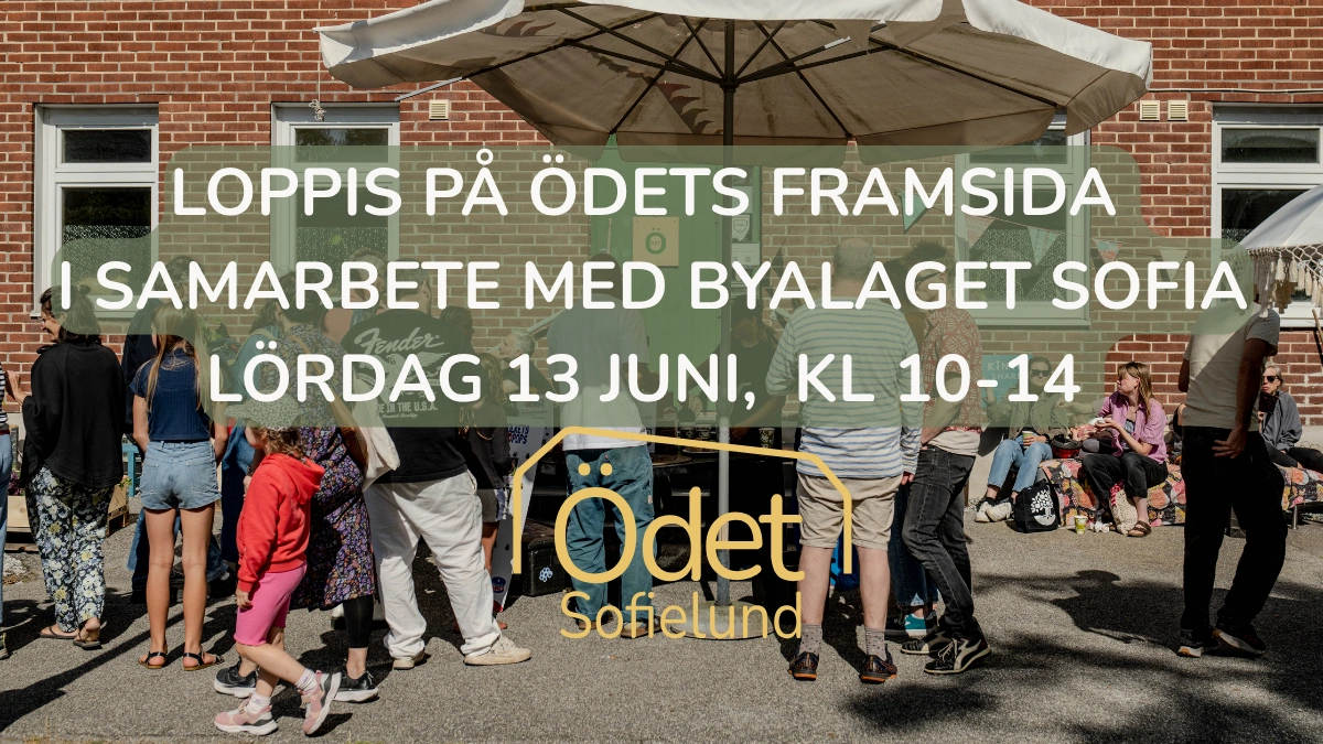 Besökare och loppisbord på innergården framför Ödet i Sofielund under en solig marknadsdag. Text på bilden annonserar loppis i samarbete med Byalaget Sofia lördag 13 juni kl 10-14