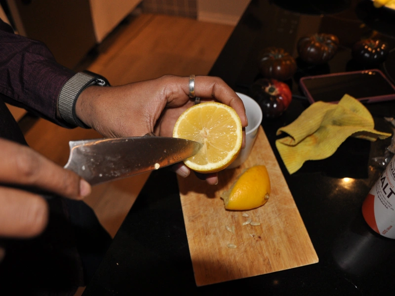 Närbild på matlagning med citron och tomater under en kulturell kväll på Ödet, en del av projektet En Cirkel.