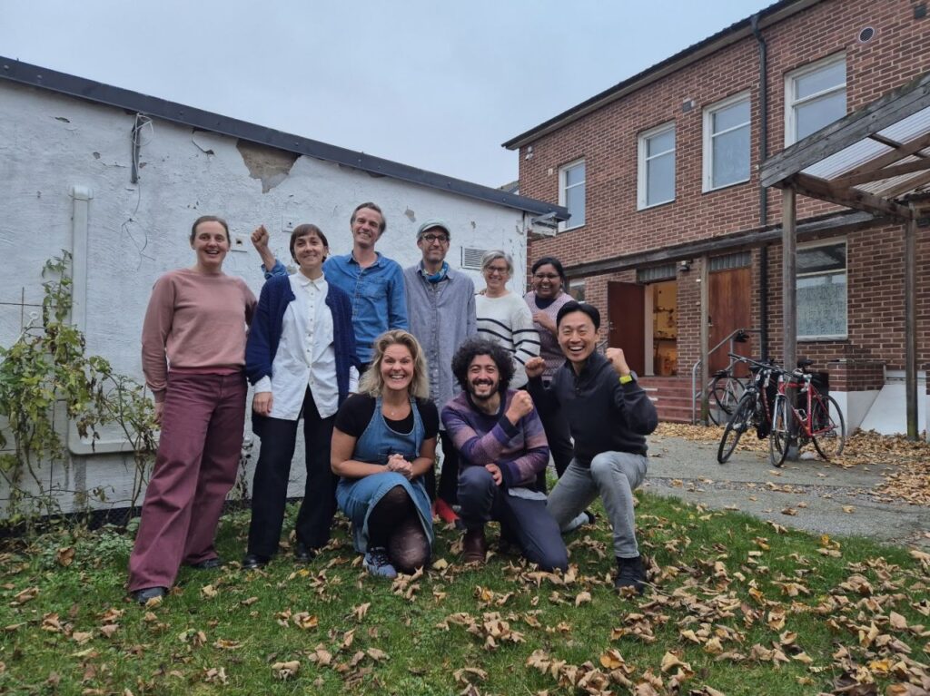 Teamet bakom Ödet firar på innergården efter beskedet om Vinnova-stöd för att bygga upp en hub för cirkulär ekonomi Malmö.