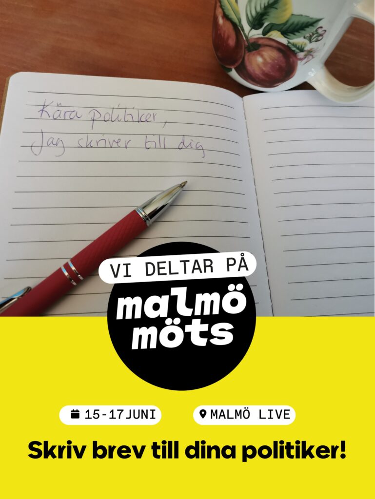 En uppslagen linjerad anteckningsbok med en röd penna ovanpå. På boken ligger en kaffekopp med äppelmotiv. Över bilden ligger en grafisk grafik med en svart cirkel där det står ”Vi deltar på Malmö möts, 15–17 juni, Malmö Live” och texten ”Skriv brev till dina politiker!” på en gul bakgrund längst ner.