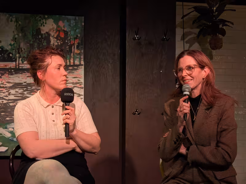 Yasemin Arhan-Modéer samtalar med Linnea Hedstrand Abrahamsson om 4-dagarsveckan på FörändringsBAR i Malmö.
